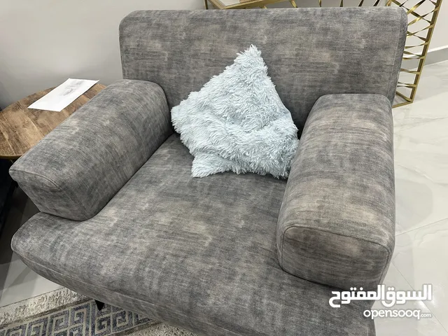 غرفة جلوس و طاولة قهوة و طاولة تلفاز و طاولة العاب و كرسي العاب