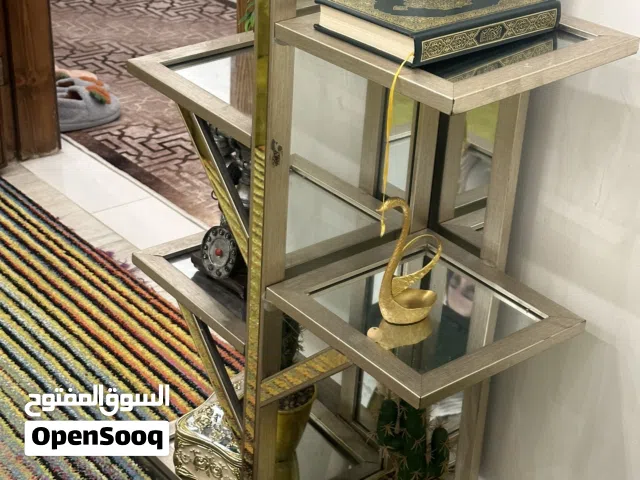 رفوف خشب و مرابا