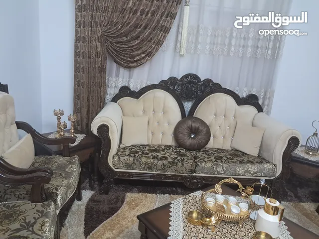 طقم كنب 7 مقاعد شبه جديد، خشب ممتاز مع طاولات للبيع