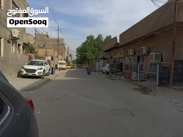 للبيع في بغداد الجديدة 50متر يعتبر ارض فيها ثلاث محلات مؤجرة بناء مسلح 2012على شارع عريض ركن