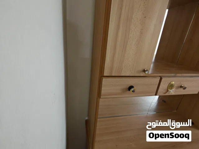 طاولة مكتب مع أرفف وخزائن