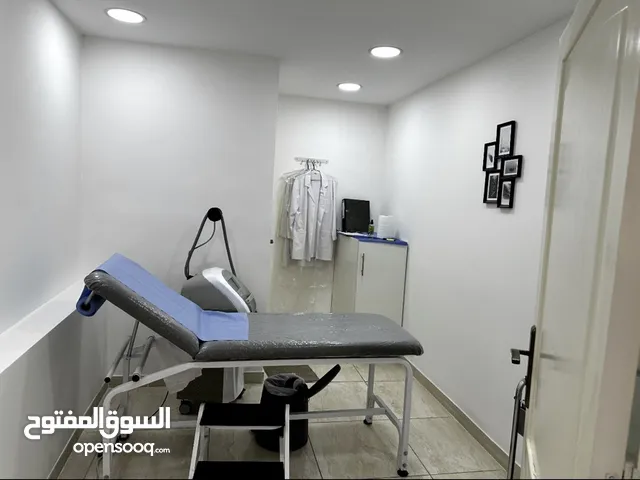 سرير فحص طبي مستعمل لون رمادي مع درجات و خزانة جانبية