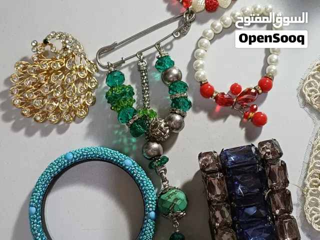 أساور و بروشات نسائية