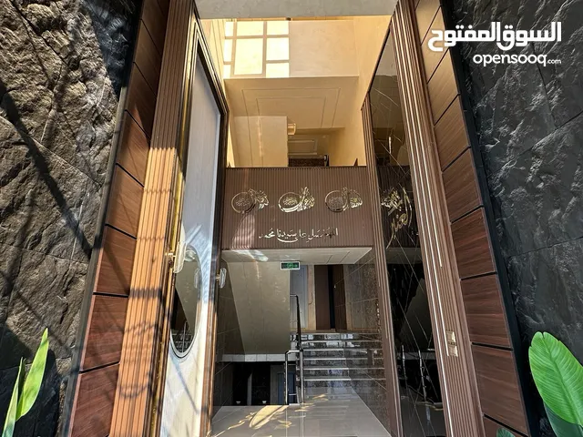 شقة أرضية مع تراس مساحة 165م2 بمنطقة ضاحية الرشيد قرب دوار اقرأ / تدفئة غاز مركزي راكب