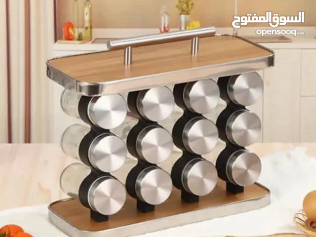 ستاند توابل خشبي بـ 16 برطمان – لمطبخ أنيق ومرتب! الستاند مصنوع من خشب راقٍ مع حواف ومقبض من الستانل