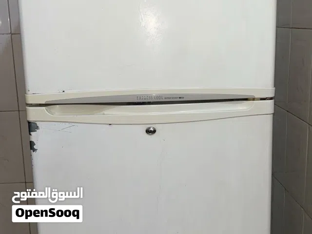 ثلاجة LG مع اكسسوارتها للبيع شغاله