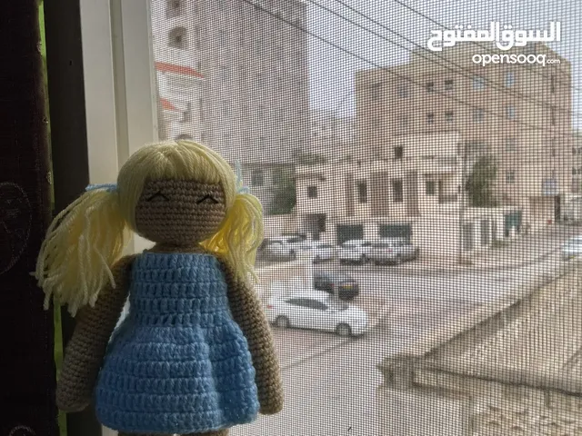 دمي بشعر اصفر و فستان ازرق كروشيه