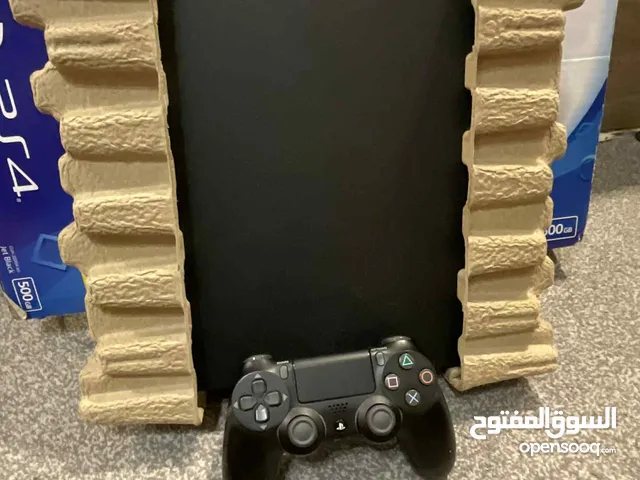 موجود بلايستيشن 4 سلم للبيع شبه جديد بالباكو وفيه سته العاب fc25 مصارعه24 gta5 كود اوف وار وتومب راي