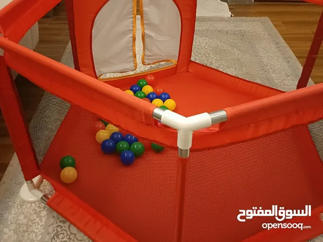 قفص اللعب للأطفال و الرضع قابل للطي ، مع كرات لعب مجاناً .