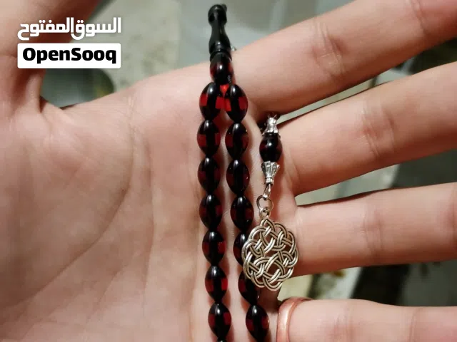 هذه السبحة هي مسباح مصنوع من مادة البكلايت باللونين الأحمر والأسود، وتتميز بتصميم أنيق مع طربزونة