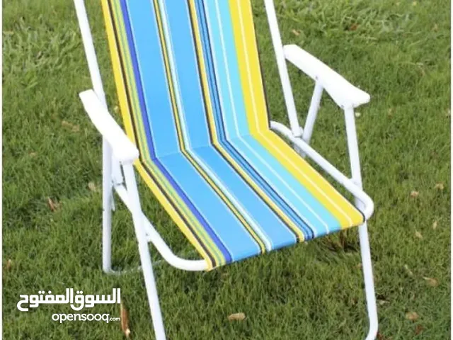 كرسي مخطط متعدد الالوان سهل الفتح والطي ولا يحتاج الى وخفيف الوزن