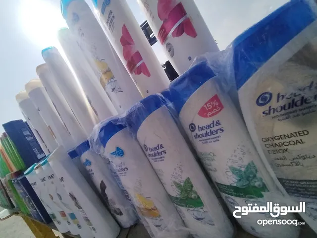 يتوفر شروة شامبو ومزيل عرق ماركات  تصفية مول  يتوفر 120علبة مزيل  100علبة شامبو  الرجاء الي اله مصلح