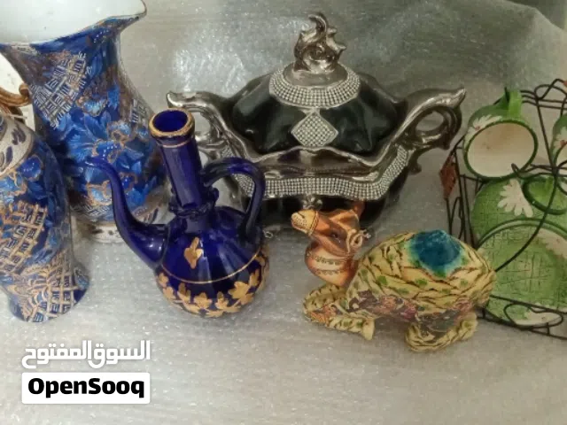 تحفه شكل جمل يوجد رسم عليه معا اثنين فازا