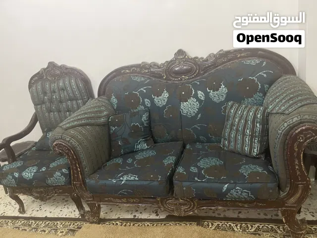 طقمين كنب مستعمل خشب ممتاز  طقم الازرق 7 مقاعد والاخضر 8 مقاعد