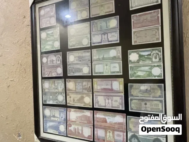لوحة عملات قديمة وفنية جميلة