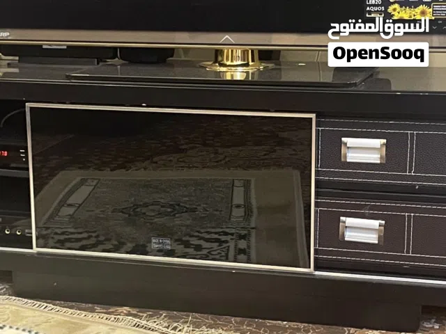 طاولة خشب و زجاج ملون