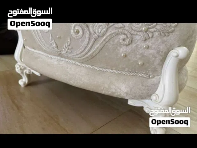 طقم صندوق تخزين و كرسي صغير لون ابيضّ لا يوجد بهم كسر او خدش أبدا للبيع