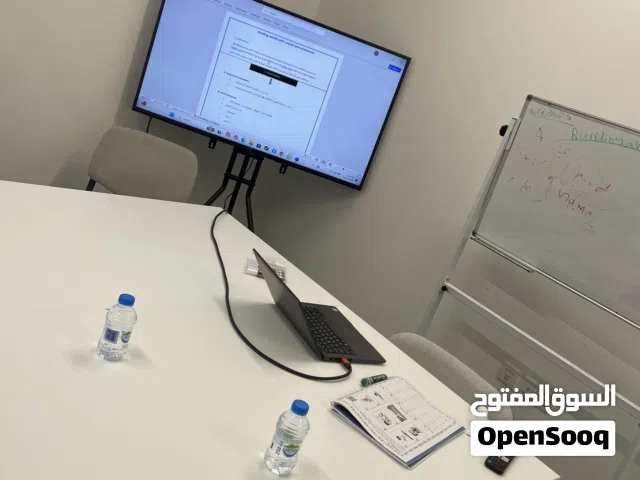 مدرب لغة إنجليزية بخبرة... يسهّل عليك الفهم ويطوّر مستواك بسرعه خطوه بخطوه