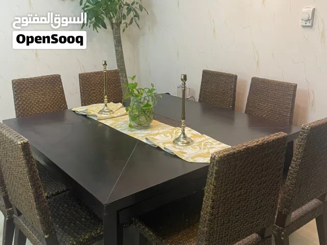 غرفة طعام مع كراسي