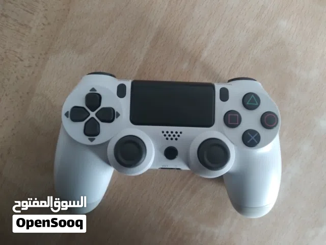 يد بلايستيشن 4 سلكية نظيفة جداً – لون أبيض – شغالة 100%