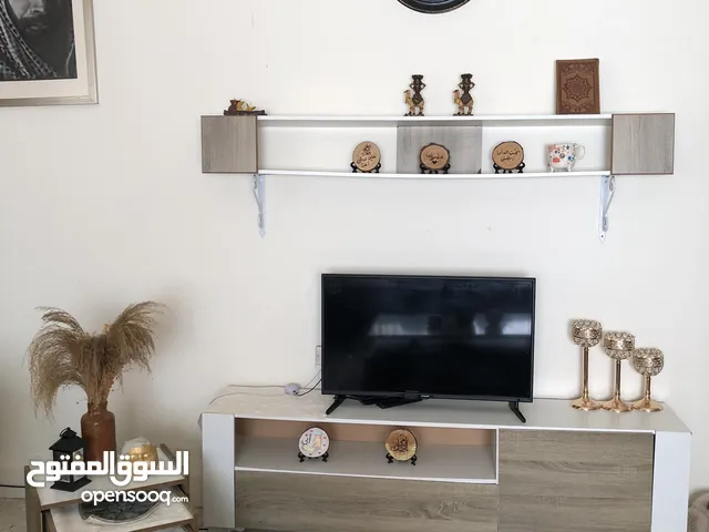 طاولة صالة بالون ابيض و خشبي مع تصميم يناسب جميع الديكورات يمتاز بسهولة التنظيف و يحتوي على خزانتين