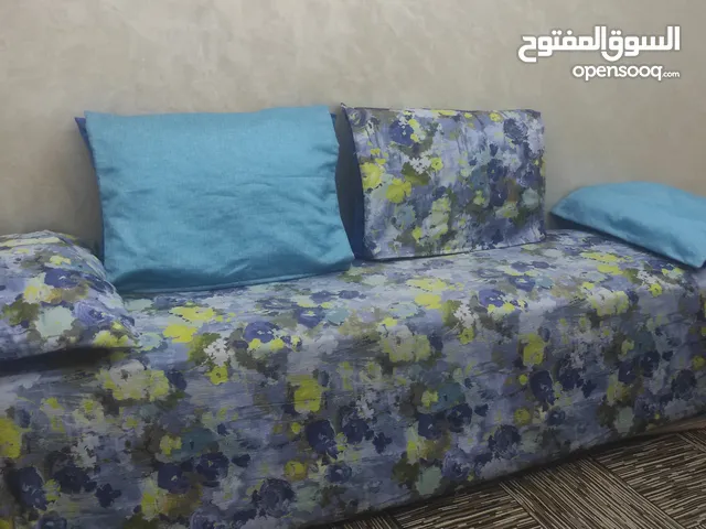 طلامط غرفة الجلوس مستعملة بالاوسدة عاديين و ملونين