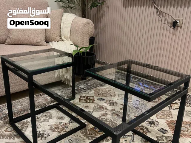 طاولة مع 2 سيرفيس بحالة الجديد للبيع