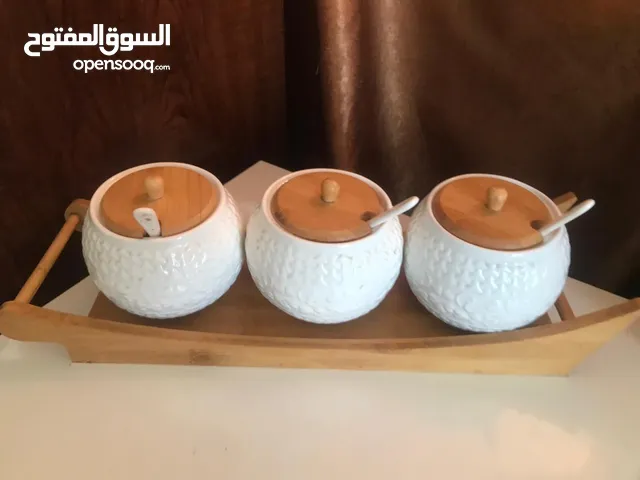 مجموعه علب على منضده خشبيه