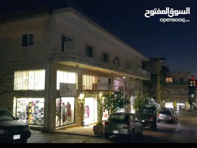 محل تجاري للايجار ملبس حجر وسط حمانا مؤلف من طابقين مع ديكور جاهز/موقع استراتيجي بامتياز ومقصود