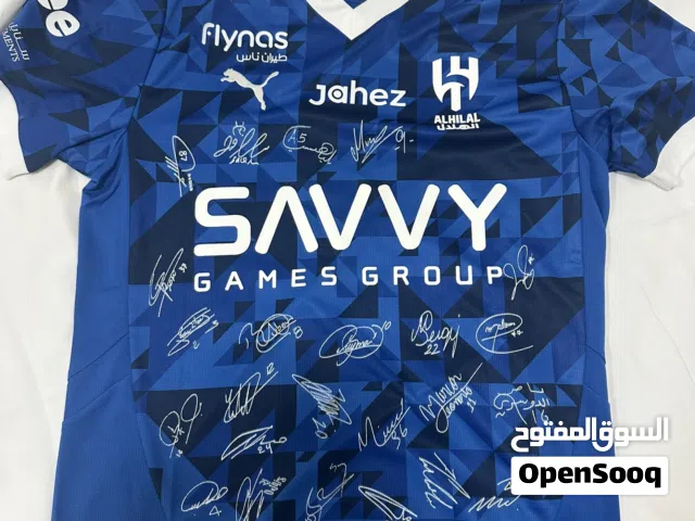 للبيع تيشيرت نادي الهلال السعودي موقع من جميع اللاعبين.