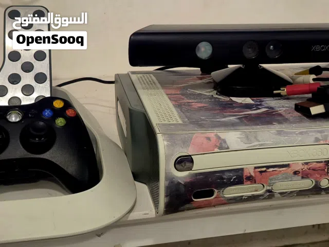 الجهاز هو نسخة Xbox 360 "Fat" (الأصلية)،مع شريط
