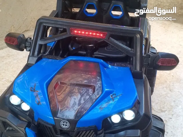 سيارة أطفال ل راكبين بحالة ممتازة فقط كسر بسيط في الكرسي يتواجد في الصور لا يؤثر أبدا