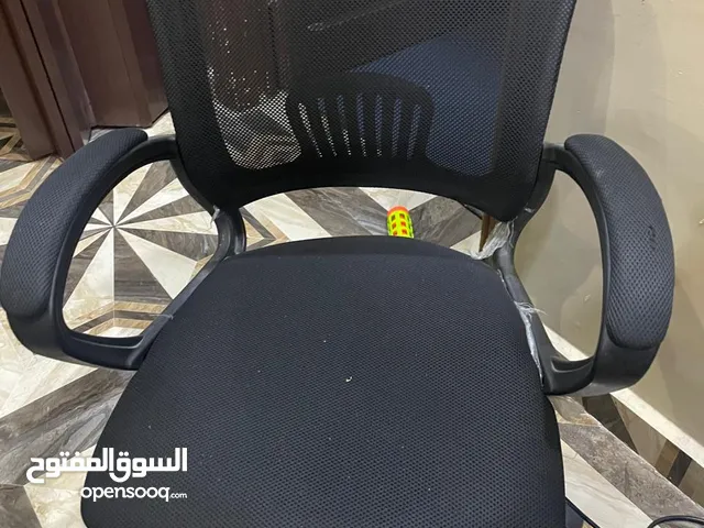 مكتب مع كرسيه