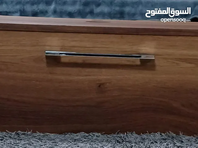 طاولة التلفاز و يوجد فيها مجر جديدة غير مستخدمة 10 دينار