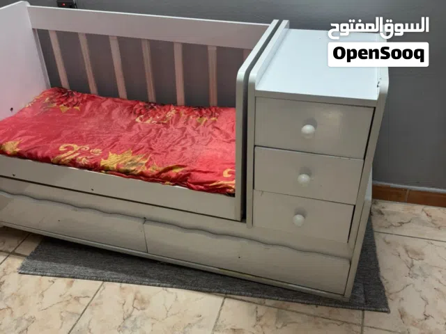 سرير اطفال نظيف