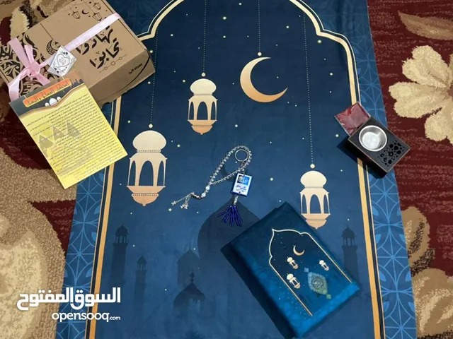 صندوق وسجادة قطيفة بتصميم محراب لشهر رمضان