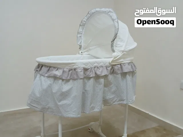 سرير مواليد كلاسيكي (موسى باسنيت) مع الحامل الخشبي بحالة ممتازة جداً