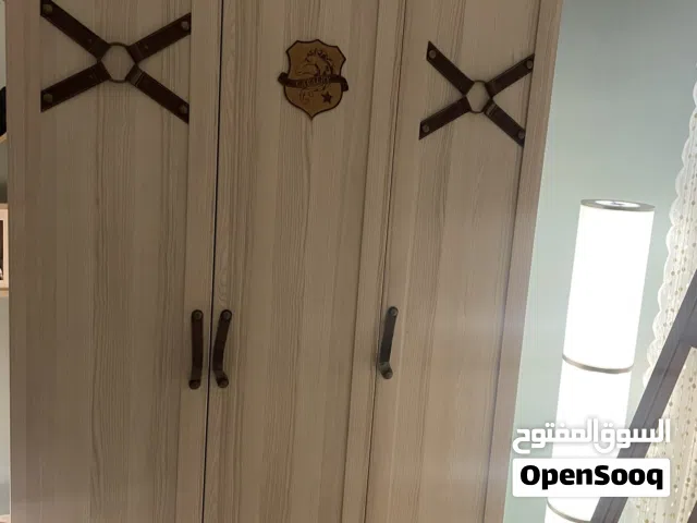 طقم مكتب و كومودينة و كبت من شركة cilek