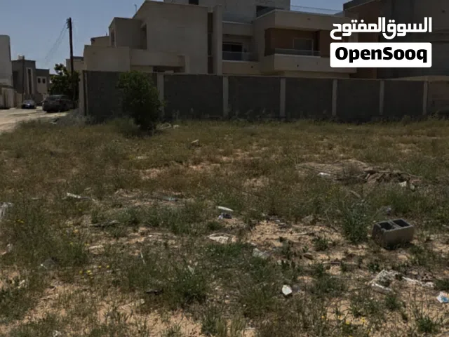 أرض سكنية للبيع واجهتين تنقسم على2 _ السبعة قرب مسجد القدوس السلام قريب من جميع الخدمات مقسم هادي