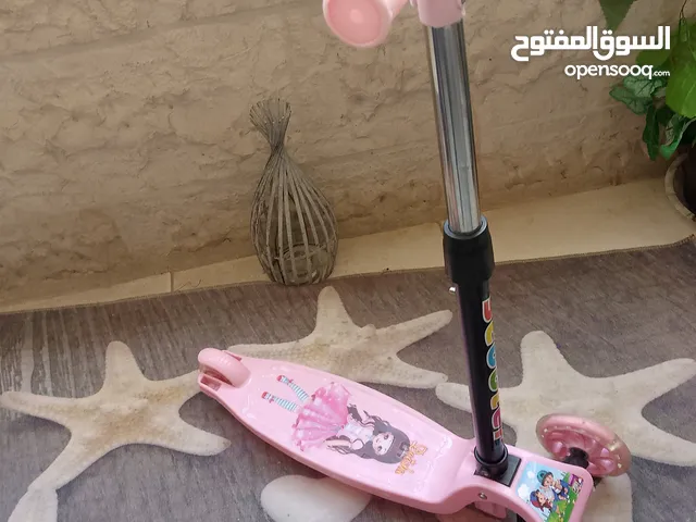 سكوترات بللون الازرق والزهري