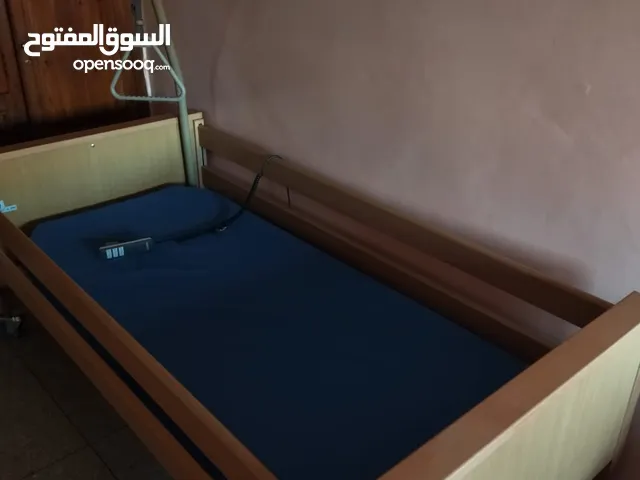 سرير طبي بمميزة التحكم  بواسطة الرمونت كنترول سهل الإستعمال
