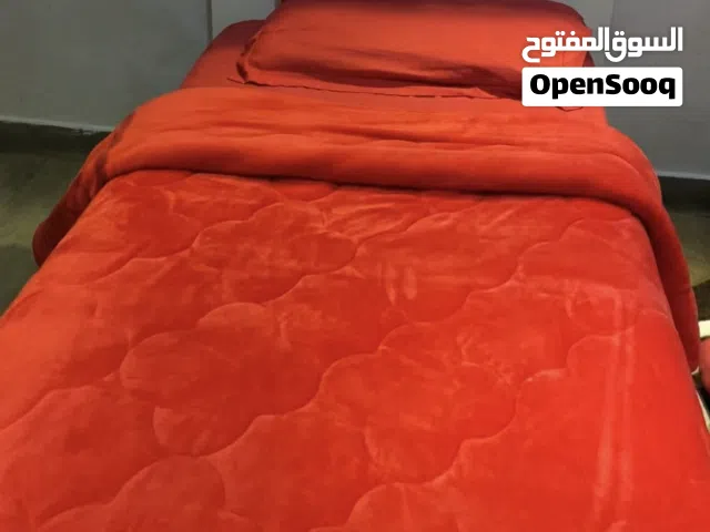 سرير لون احمر وبيج
