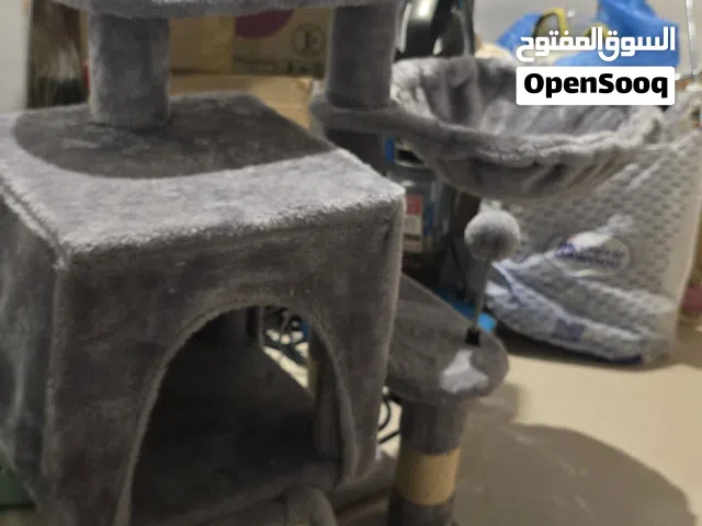 بيت للقطط شبه جديد