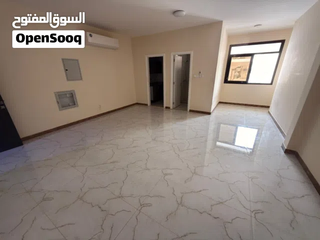 استوديو ثاني ساكن طابق أرضي Spacious Stud مطبخ منفصل مساحة كبيرة جدًا بناية جديدة تكييف اسبليت