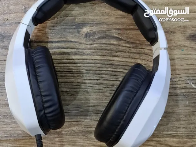 سماعة ONIKUMA أصلية بحالة الوكالة شبه جديدة استخدام خفيف جدًا ، صوت نقي إضاءة RGB ، Ps4 ، Ps5 ، Pc .