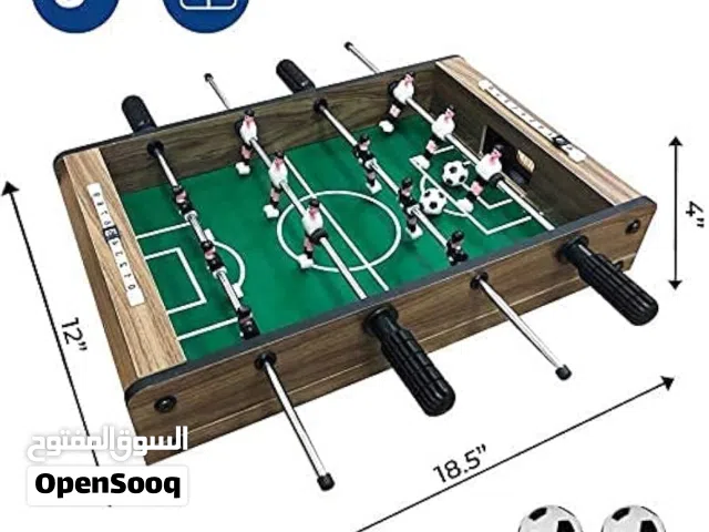 طاولة كرة قدم صغيرة (Mini Foosball Table) محمولة، وهي لعبة كلاسيكية مناسبة للاست