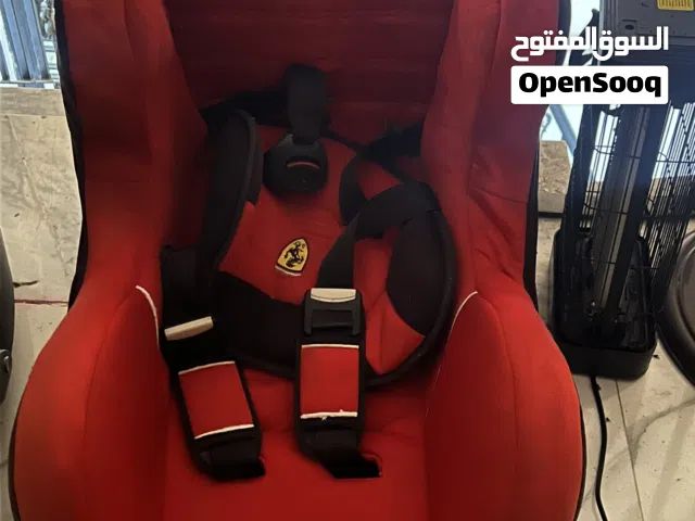 كرسي أطفال سيارات لونه احمر مستعمل قليل