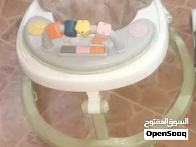 يوجد عدد من الجالوسيات ولمشايات بحاله نظيفة وممتازه