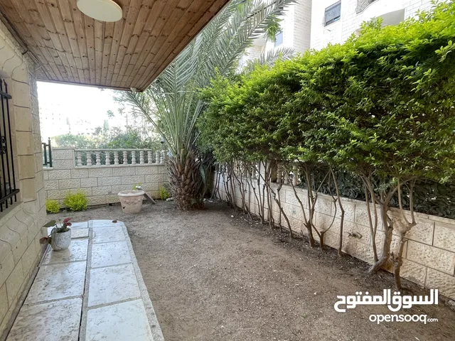 شقة ارضيه شارع السكة  مساحه داخليه 145 متر  ساحات خارجية 135متر