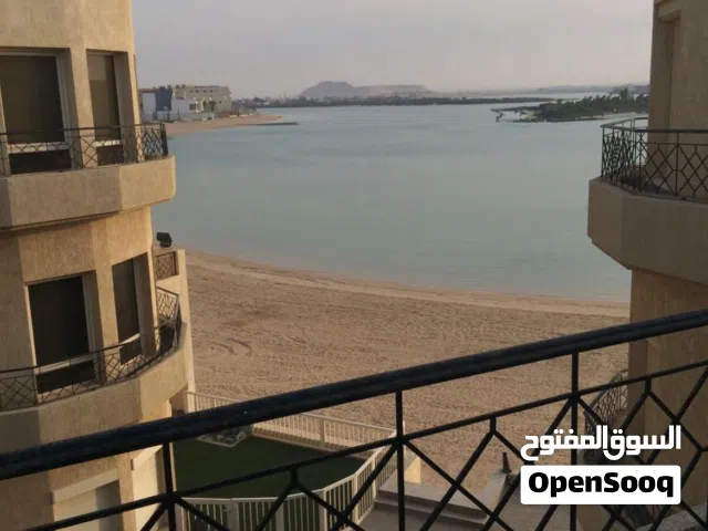 شاليه في الخيران مع أطلاله بحريه وجلسه علي الخور 6 غرف من غير مسبح